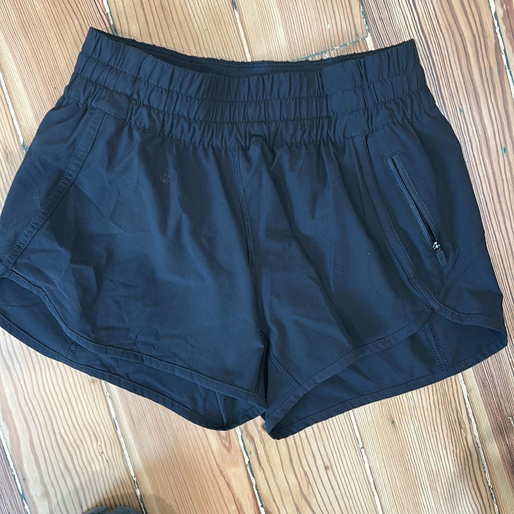 Lululemon Tracker Short Black, size 6